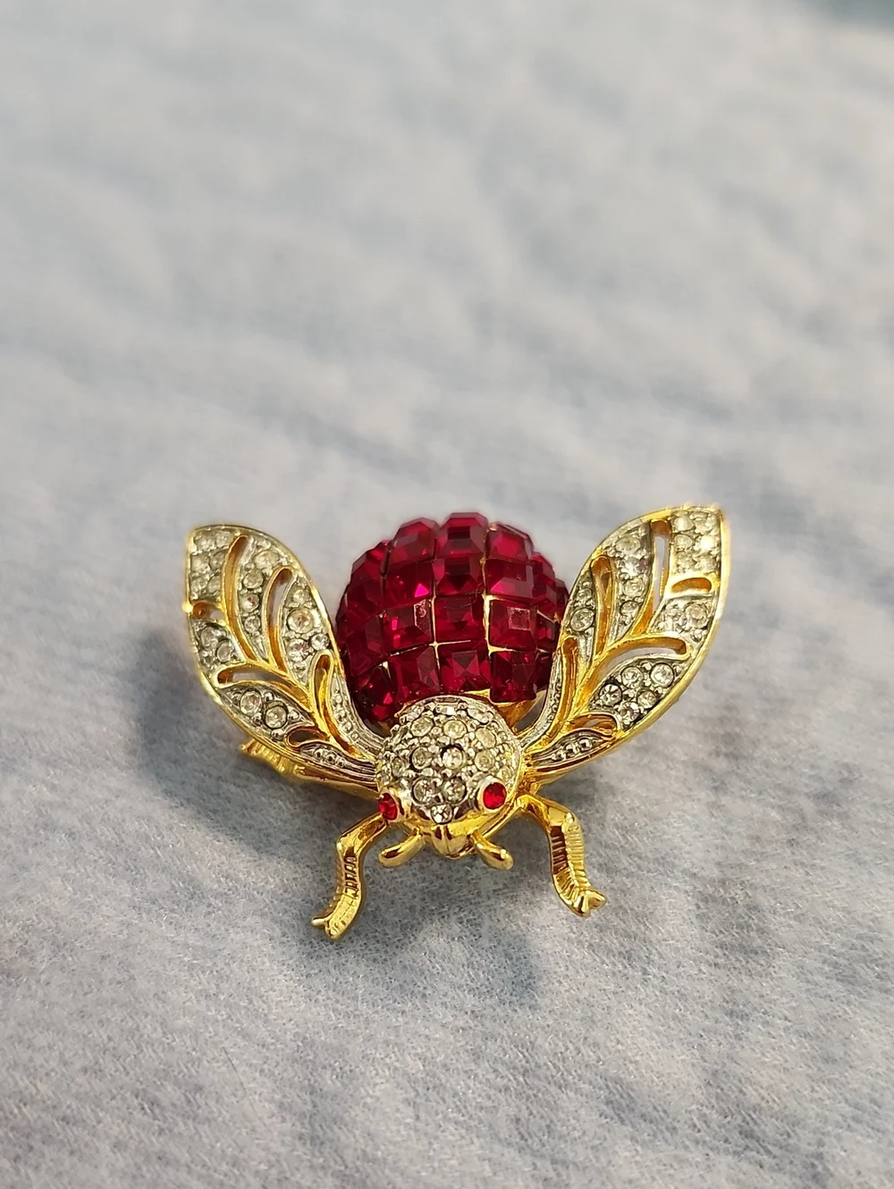 Finely Crafted Vintage Red & White Crystal Rhinestone Bee Pin On Goldtone Metal